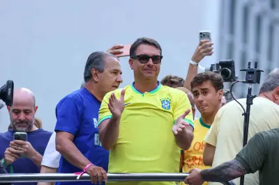 Flávio Bolsonaro convoca apoiadores a torcer pela Seleção com camisa do ex-presidente