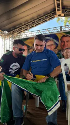 Flávio Bolsonaro convoca apoiadores a vestir camisa do ex-presidente na Copa