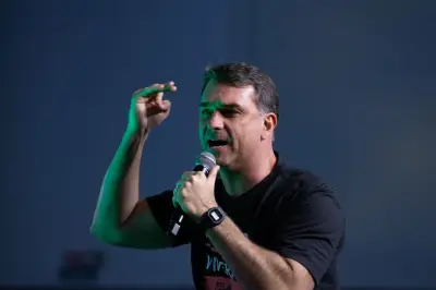 Flávio Bolsonaro critica PT da Bahia após operação contra Jaques Wagner