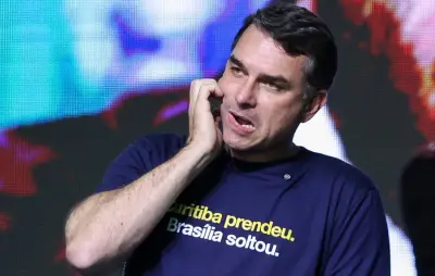 Flávio Bolsonaro e pai têm primeira conversa após crise familiar pública