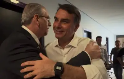Flávio Bolsonaro encontra Eduardo Cunha em BH e fala sobre 2026