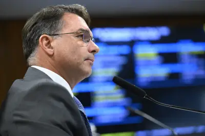 Flávio Bolsonaro pede a Rubio que não taxe produtos brasileiros