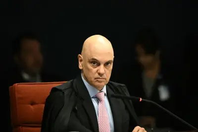 Flávio Bolsonaro pede ao STF que declare Moraes suspeito em caso Vorcaro