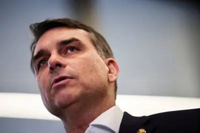 Flávio Bolsonaro pede que Moraes seja declarado suspeito em caso Dark Horse