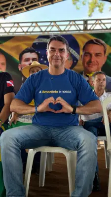 Flávio Bolsonaro pede torcida pela Seleção com camisa do pai e ataca Lula