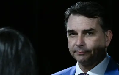 Flávio Bolsonaro usa IA para 'resgatar' Neymar em vídeo após piada de Lula