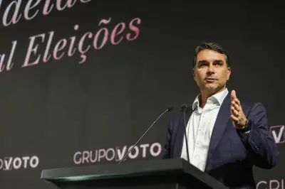 Flávio Bolsonaro visita pai em prisão domiciliar autorizado por Moraes