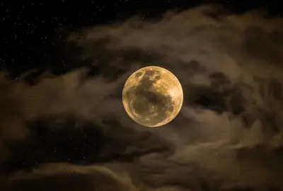 Fotógrafa registra 'Lua de Morango' em espetáculo no céu de Campo Grande