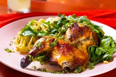 Galeto com fettuccine e pesto de chuchu e amendoim