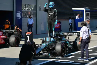 George Russell conquista pole na Áustria após acidente de Verstappen