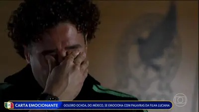 Goleiro Ochoa chora ao ler carta da filha em sua 6ª Copa