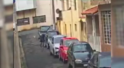 Homem furta quatro pneus de carro em São Roque; câmera flagra ação