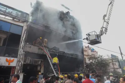 Incêndio em Lucknow mata 15 adolescentes; prédio era irregular