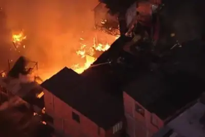 Incêndio em Paraisópolis destrói ao menos dez moradias em SP