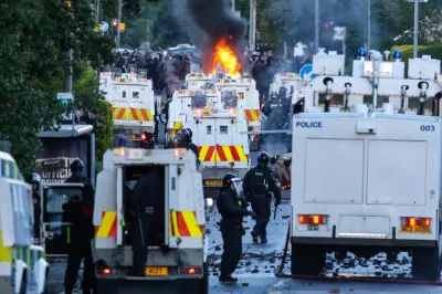 Irlanda do Norte: segunda noite de distúrbios anti-imigração deixa 12 policiais feridos