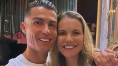 Irmã de Cristiano Ronaldo ironiza críticas sobre idade do craque
