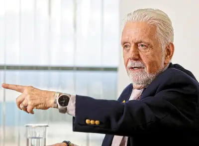 Jaques Wagner ganhou relógio de presidente do Barcelona