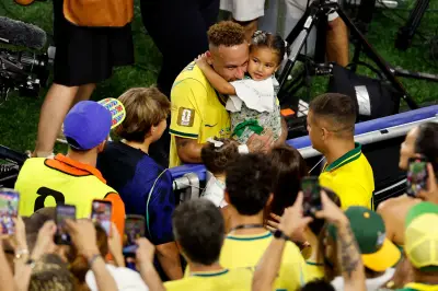 Leitura labial flagra Neymar mandando beijo para as filhas após jogo