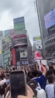 Loucura organizada: Japoneses festejam no cruzamento de Shibuya após goleada na Copa