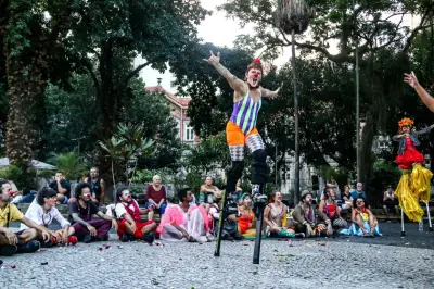Mais de 20 palhaços do Brasil e América Latina se apresentam no Largo do Machado