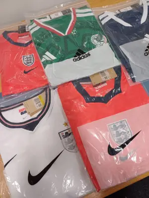 Mais de mil camisas falsas de seleções apreendidas no Reino Unido antes da Copa 2026