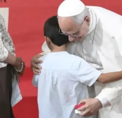 Menino de 6 anos questiona Papa Leão XIV sobre desigualdade e fé