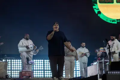 Menos é Mais transforma Festa do Peão em boteco com hits e fã especial