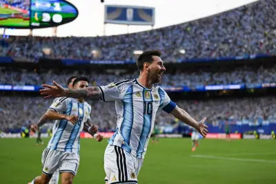 Messi faz hat-trick e Argentina vence Argélia na estreia da Copa