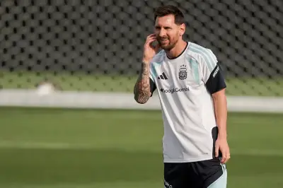 Messi treina com Argentina após família confirmar internação do pai