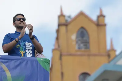 Messias rebate Flávio na Marcha para Jesus: 'Não é dia de comício'