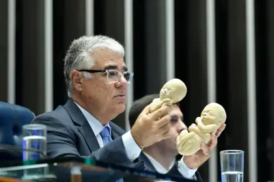 Michelle Bolsonaro critica 'ataques covardes' e acusa Flávio de desrespeito
