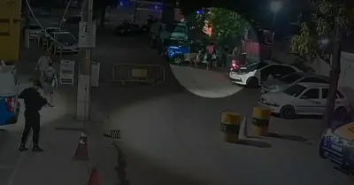 Milicianos trocam de roupa em viatura da PM em frente a delegacia no Rio