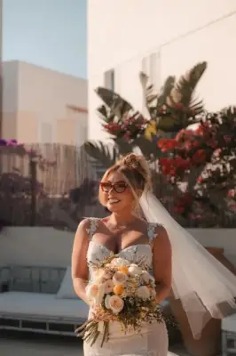 Modelo gasta R$ 270 mil em casamento consigo mesma após traições