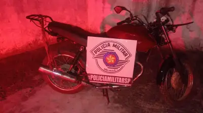 Motociclista foge da PM e bate em poste em Salesópolis