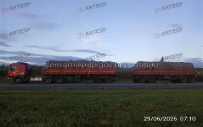 Motorista fica gravemente ferido em batida entre ônibus e bitrem na Castello Branco