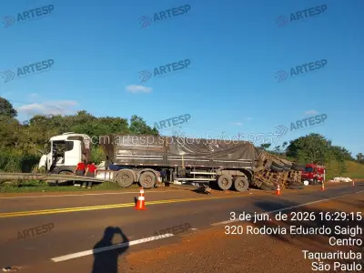 Motorista morre após carreta bitrem tombar na SP-255 em Taquarituba
