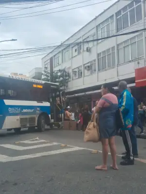 Mulher atropelada por ônibus em Madureira é levada em estado grave ao hospital