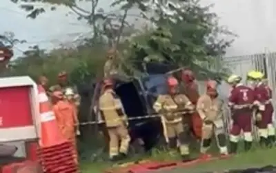 Mulher fica ferida em acidente entre carro e caminhão na BR-393 em Barra Mansa
