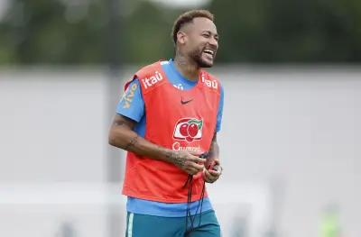 Neymar celebra volta à seleção e pode enfrentar Escócia na Copa
