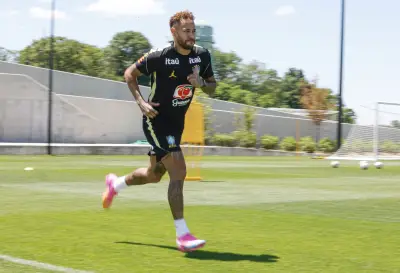 Neymar treina com seleção nos EUA após quase um mês