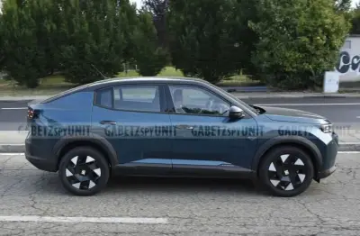 Novo Fiat Fastback 2027 flagrado sem camuflagem na Europa