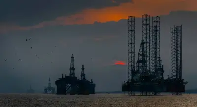 Opep+ aprova novo aumento na produção de petróleo em meio à crise no Oriente Médio