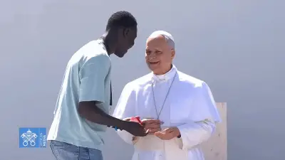 Papa Leão XIV faz gesto viral 'six-seven' nas Ilhas Canárias