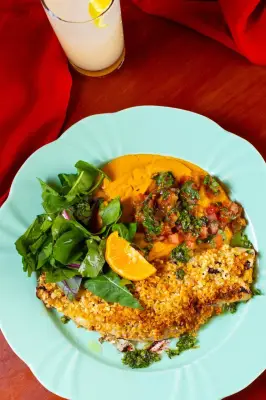 Peixe com crosta de amendoim e purê de abóbora