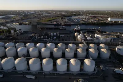 Petróleo despenca após acordo EUA-Irã com possível reabertura de Hormuz