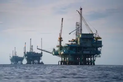Petróleo sobe 2,2% com ameaça de Trump ao Irã e negociações de paz