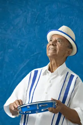 Portela atualiza marca com chapéu panamá em homenagem a Monarco