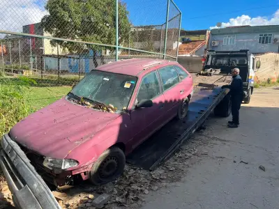 Prefeitura de Volta Redonda remove cinco carros abandonados