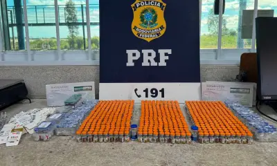 PRF apreende 14 kg de drogas e 720 ampolas de emagrecedores em ônibus na Bahia