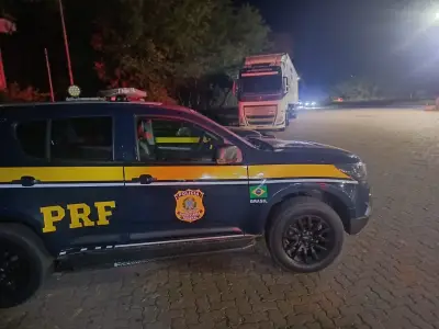 PRF retém carga de mais de 4 mil volumes sem nota fiscal em Montes Claros